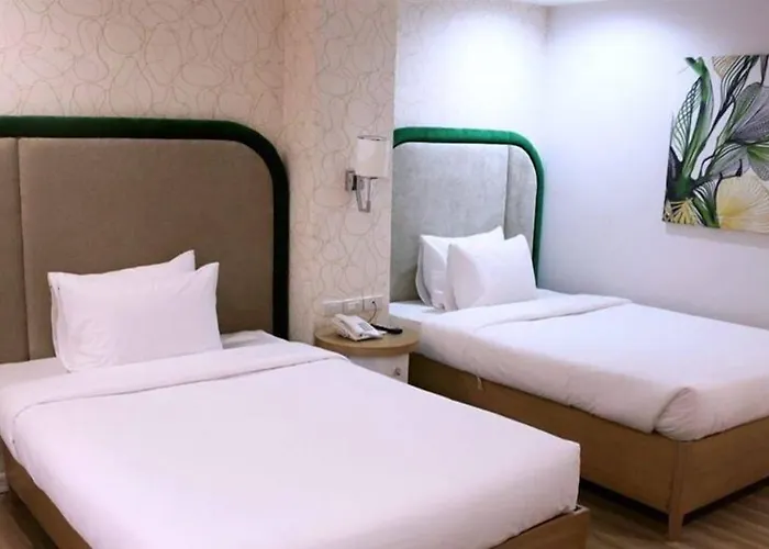 Queen Margarette Hotel Downtown
